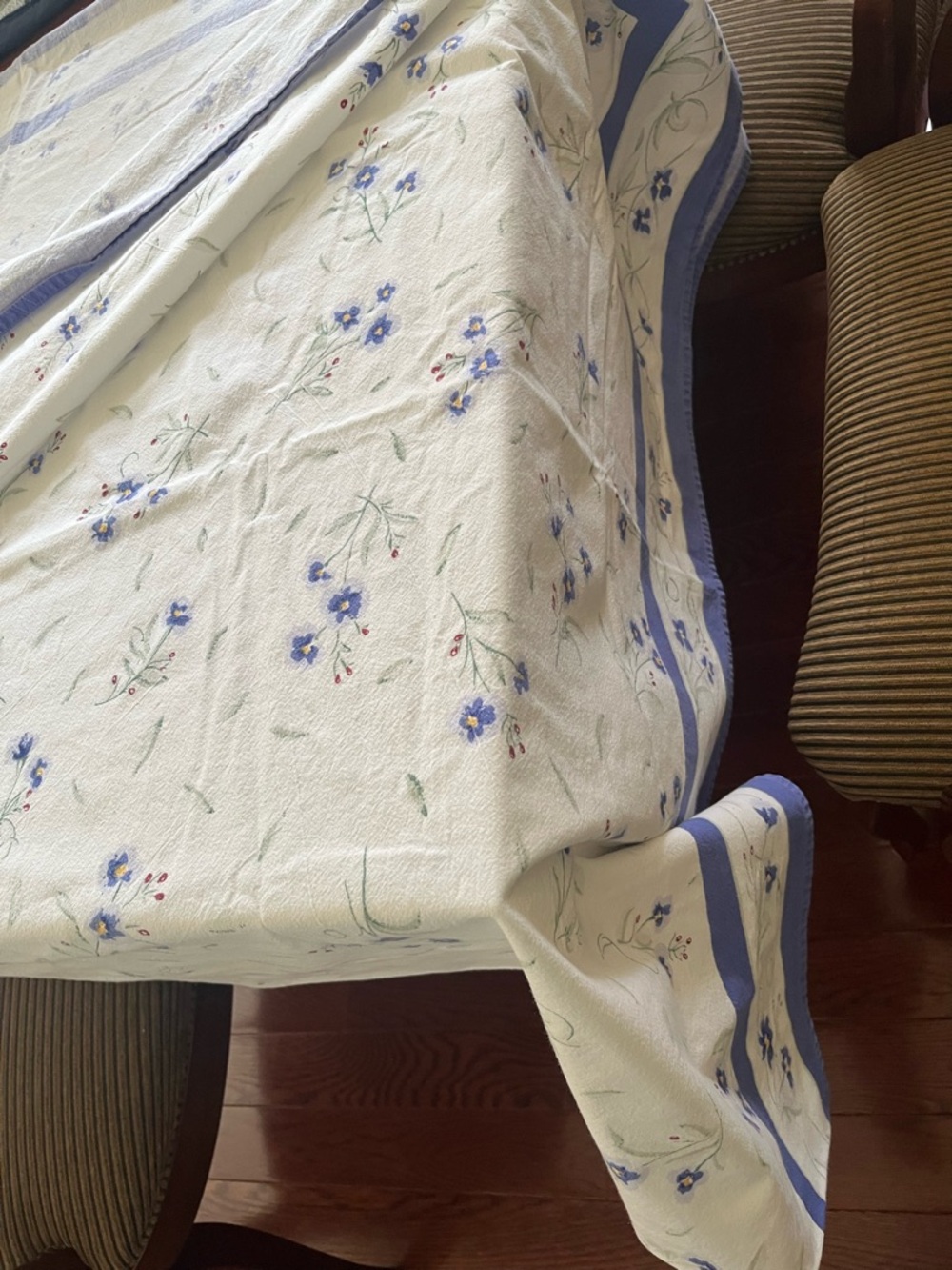 Vintage Blue Floral Printed Tablecloth - Picture 10 of 16